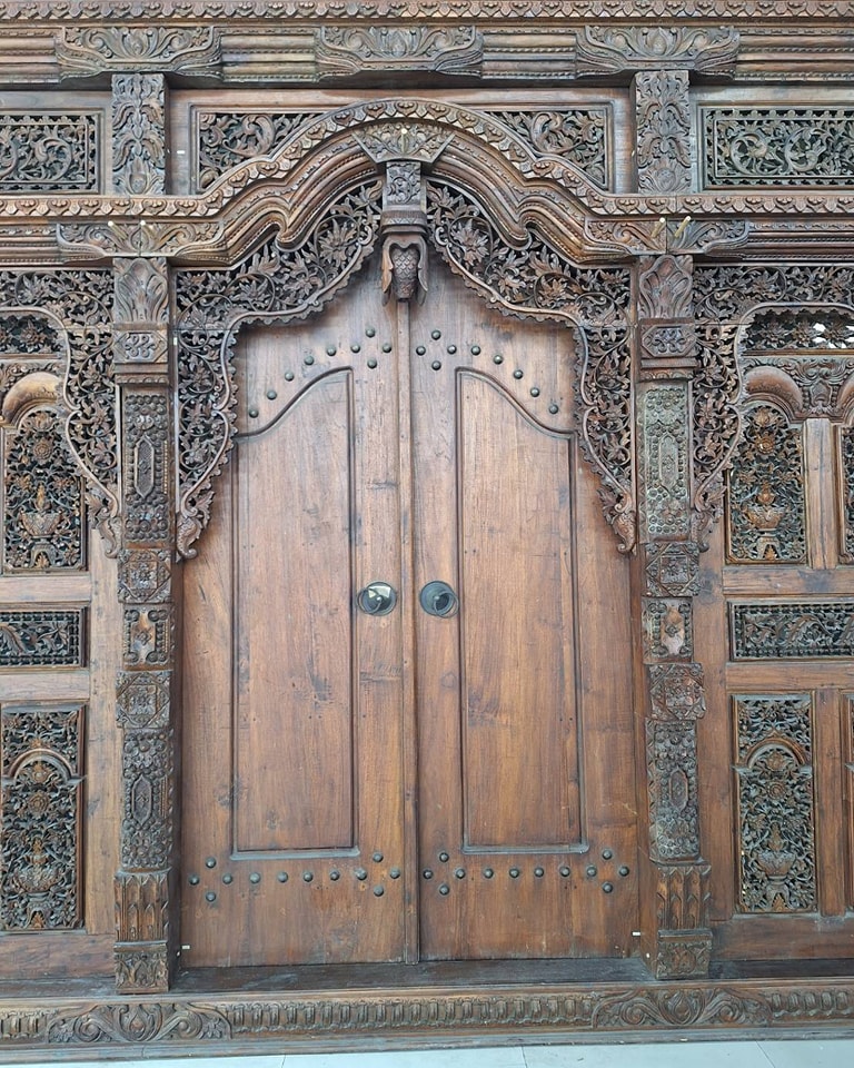 ซุ้มประตูไม้สักโบราณ ร้อยปี ประตูโบราณ ประตูไม้สักโบราณ  สุดคลาสสิค แต่งบ้านแต่งร้านให้มีคุณค่า - Image 3