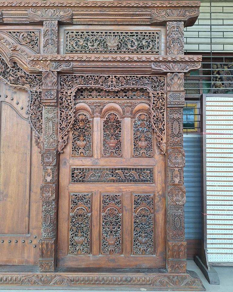 ซุ้มประตูไม้สักโบราณ ร้อยปี ประตูโบราณ ประตูไม้สักโบราณ  สุดคลาสสิค แต่งบ้านแต่งร้านให้มีคุณค่า - Image 2