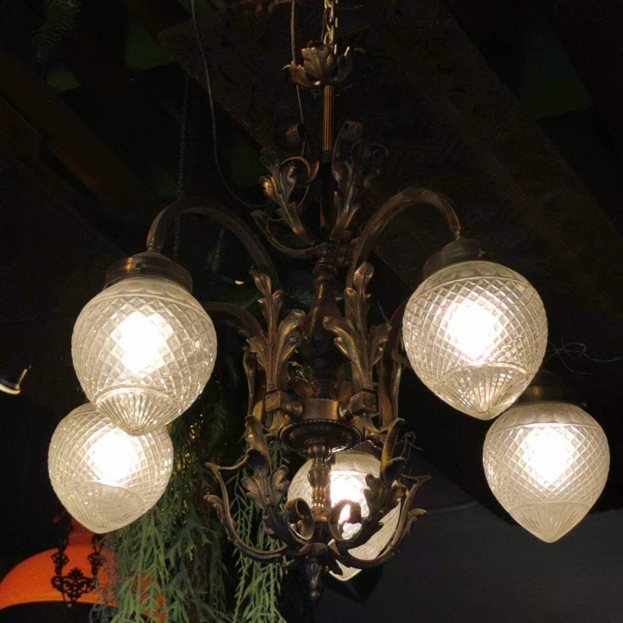 แชนเดอร์เลีย โคมไฟระย้าแบบโบราณ สุดคลาสสิค มีรสนิยม ระดับ แอนทีค