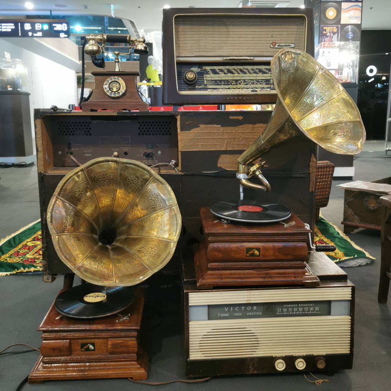 เครื่องเล่นแผ่นเสียงโบราณ เครื่องเล่นแผ่นเสียงวินเทจ คลาสสิค เครื่องเล่นปากแตร เครื่องใชได้สมบูรณ์ พร้อมฟัง ห้ามพลาด หายากมาก