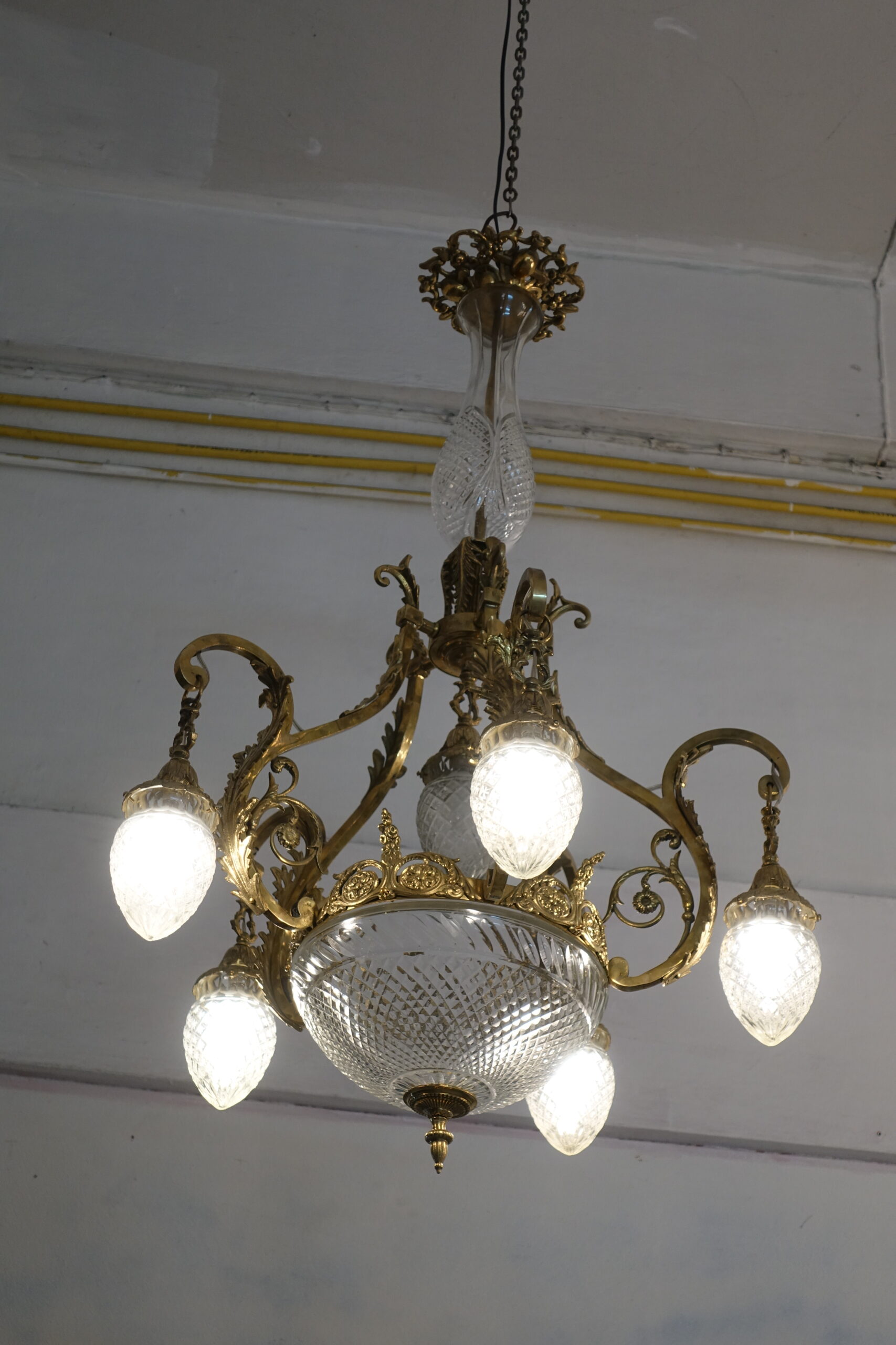 แชนเดอร์เลีย โคมไฟระย้าแบบโบราณ สุดคลาสสิค มีรสนิยม ระดับ แอนทีค