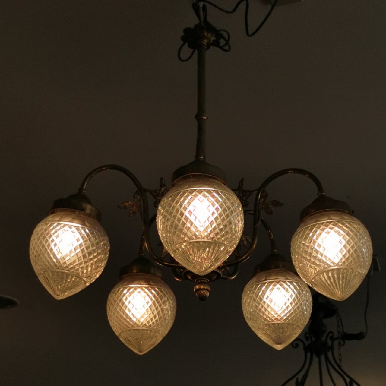 แชนเดอร์เลีย โคมไฟระย้าแบบโบราณ สุดคลาสสิค มีรสนิยม ระดับ แอนทีค