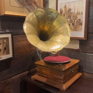 เครื่องเล่นแผ่นเสียงโบราณ เครื่องเล่นแผ่นเสียงวินเทจ คลาสสิค เครื่องเล่นปากแตร  เครื่องใชได้สมบูรณ์ พร้อมฟัง ห้ามพลาด หายากมาก