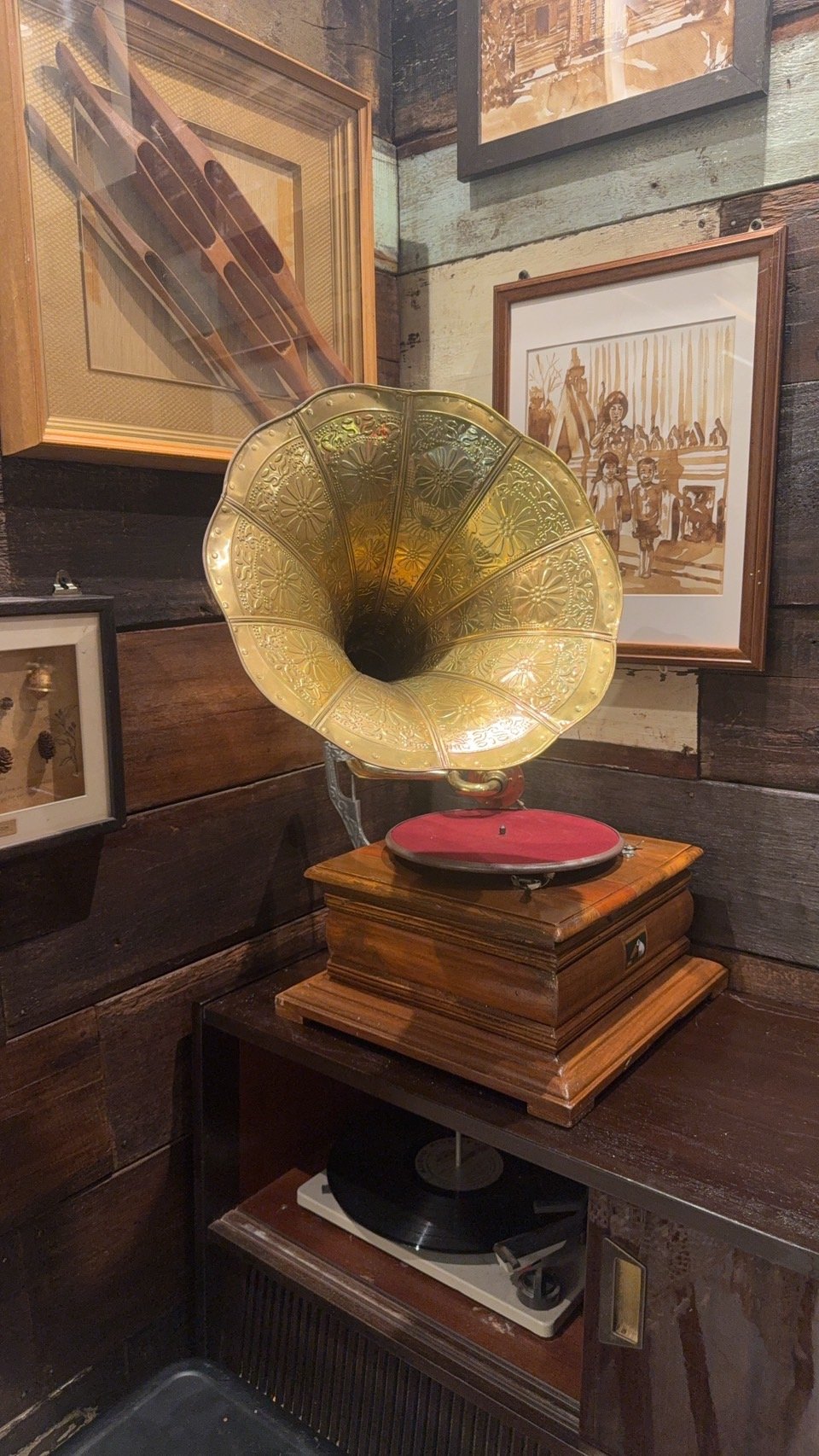 เครื่องเล่นแผ่นเสียงโบราณ เครื่องเล่นแผ่นเสียงวินเทจ คลาสสิค เครื่องเล่นปากแตร  เครื่องใชได้สมบูรณ์ พร้อมฟัง ห้ามพลาด หายากมาก