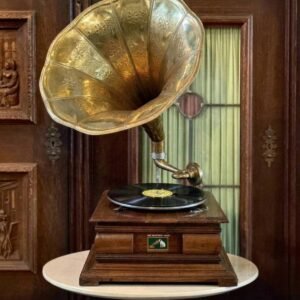 เครื่องเล่นแผ่นเสียงโบราณ ปากแตรทองเหลือง ฐานไม้แท้ หรูหราสไตล์ยุโรป